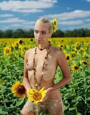 Amidst a large field of sunflowers in full bloom, Adele&39s natural beauty is on fanspics.com