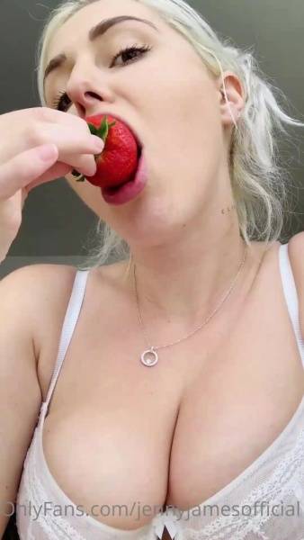 Jenny james jennyjamesofficial michael dare eat strawberry in sexy way onlyfans xxx porn on fanspics.com