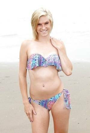 Beach babe Ella Woods strips off her bikini to go fully nude on fanspics.com