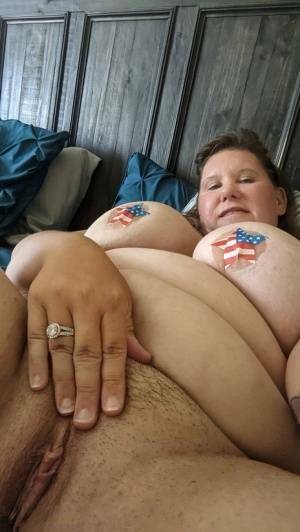 Overweight amateur Busty Krisann poses in the nude around her home on fanspics.com