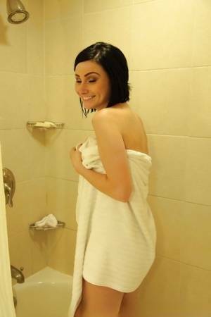 Stunning babe Veruca James exposing her fuckable body in the bath on fanspics.com