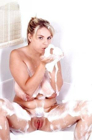 Plump Euro babe Kelly Kay soaps up huge pornstar juggs in bathtub on fanspics.com