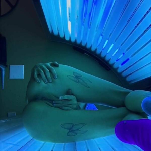 Emma Hix Had a little fun in the tanning bed haha porn videos on fanspics.com