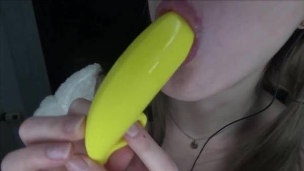 Peas and Pies ASMR - banana toy on fanspics.com