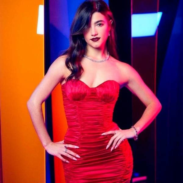 Charli D’Amelio Red Carpet Beauty Xmas Dress Gown Set  - Usa on fanspics.com