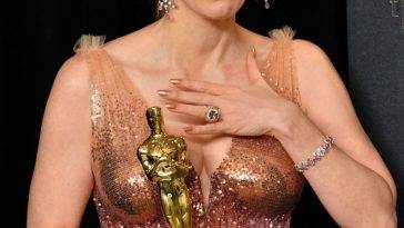 Jessica Chastain Poses With Her Oscar at the 94th Academy Awards on fanspics.com