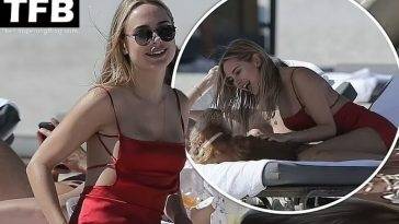 Kimberley Garner Enjoys a Day on the Beach in Miami on fanspics.com