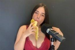 ASMR Wan Sucking a Banana Video Leaked on fanspics.com