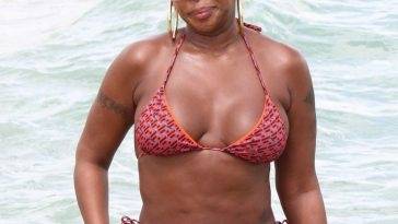 Mary J. Blige Goes For a Dip in the Ocean While Enjoying a Day at the Beach on fanspics.com