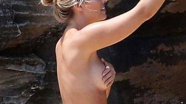 Natasha Oakley Topless — Australian Model Showed Her Curves In A Bikini - Australia on fanspics.com