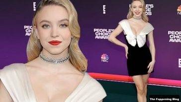 Sydney Sweeney Takes the Plunge in a Very Low-Cut B&W Mini Dress at People 19s Choice Awards on fanspics.com