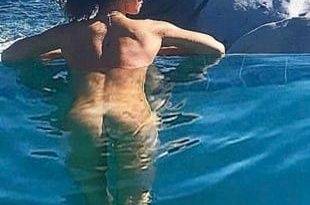 Sarah Hyland's Nude Vacation on fanspics.com