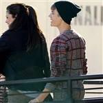 Justin Bieber Caught Fingering Selena Gomez on fanspics.com