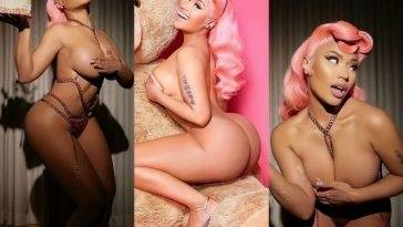 Nicki Minaj Shows Off Her Naked Body on fanspics.com