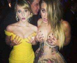 Kaley Cuoco & Melissa Rauch Holding Their Golden Globes on fanspics.com