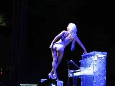 Lady Gaga signalling that it's ok to jerk off to her ass on fanspics.com