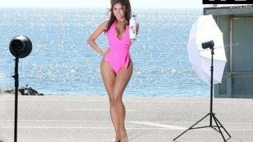 Maria Melilo Shows Off Sexy Figure on the Beach in Malibu on fanspics.com