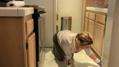 Stepmom is horny and stuck in the oven 1 3 on fanspics.com