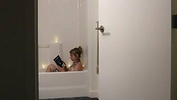Jasperswift alien spys on girl taking bath xxx porn video on fanspics.com