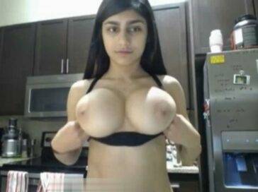 Mia Khalifa Tit Flash Cooking Onlyfans Video Leaked - Usa on fanspics.com