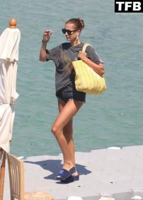 Nicole Poturalski is Spotted with Nico Schulz Out in Mykonos on fanspics.com