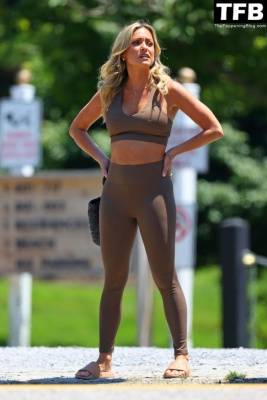 Kristin Cavallari Shows Off Her Abs While Wearing a Brown Athleisure Outfit in East Hampton on fanspics.com