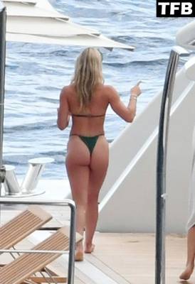 Kathryne Padgett & Alex Rodriguez Pack on the PDA Aboard a Yacht on Their Holidays in Capri on fanspics.com