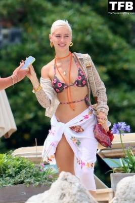 Iris Law is Pictured Posing for Selfies and Having Fun on a Boat on fanspics.com