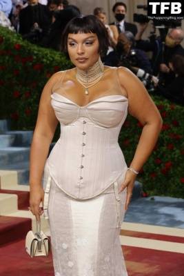 Paloma Elsesser Shows Off Her Big Boobs at The 2022 Met Gala in NYC on fanspics.com