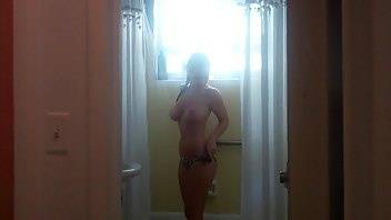 KateeLife Katee Owen toilet lurking nude cam girl chat porn streams on fanspics.com