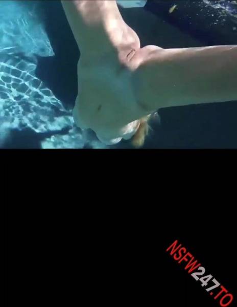 Heidi Grey swimming pool tease snapchat premium 2020/04/27 on fanspics.com