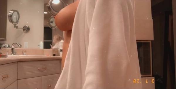 Zoie Burgher Nude Boobs Teasing Porn Video Leaked on fanspics.com