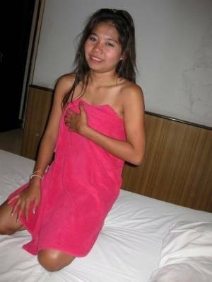 Petite Thai girl washes up her shaved pussy after bareback sex with a tourist - Thailand on fanspics.com