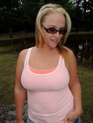 Fat amateur Dee Siren has sexual relations in the boot of a vehicle on fanspics.com