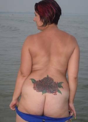 Older amateur Sara Banks poses naked in the ocean with a couple of girlfriends on fanspics.com