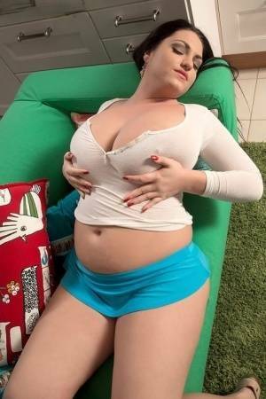 Huge titted hot fatty Juliana Simms wets her white t-shirt for a nipple view on fanspics.com