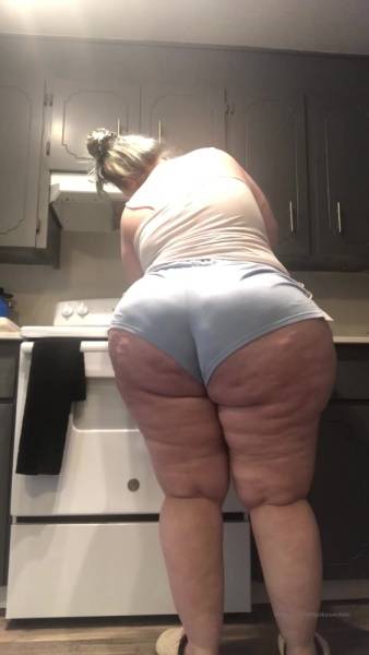 Jexkaawolves cooking some breakfast and dancing to some music xxx onlyfans porn videos on fanspics.com