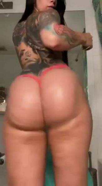 Who here loves an oiled up bubble butt? on fanspics.com