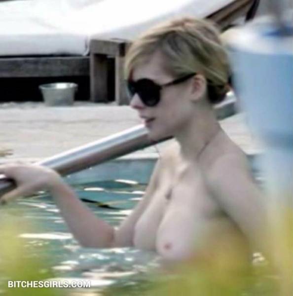 Avril Lavigne Nude Celebrity  Tits Photos on fanspics.com