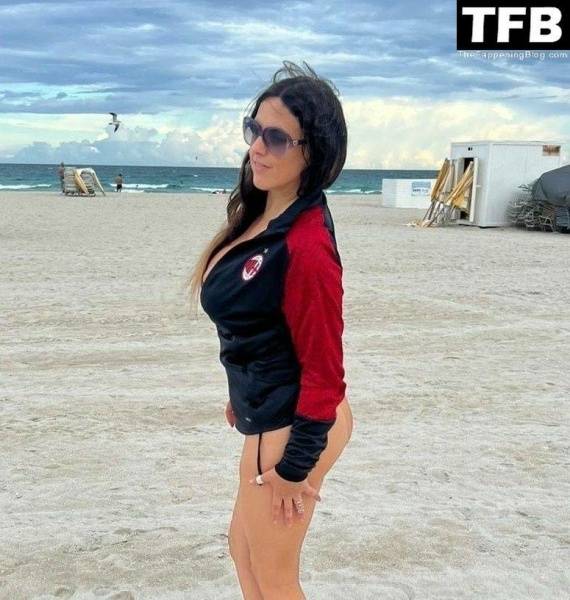 Claudia Romani Supports AC Milan While Tanning on Miami Beach on fanspics.com