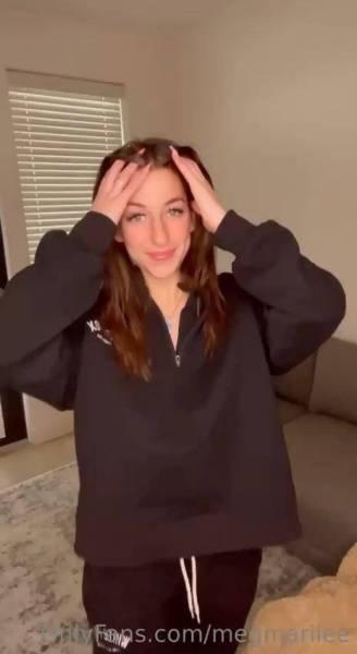 Megan McCarthy Sweatsuit Strip Onlyfans Video Leaked on fanspics.com