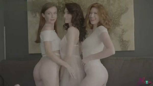 Emily Bloom Nude Lesbian Photoshoot Video Leaked on fanspics.com