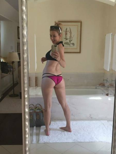 Iliza Shlesinger Sexy Bikini Selfies Set  - Usa on fanspics.com