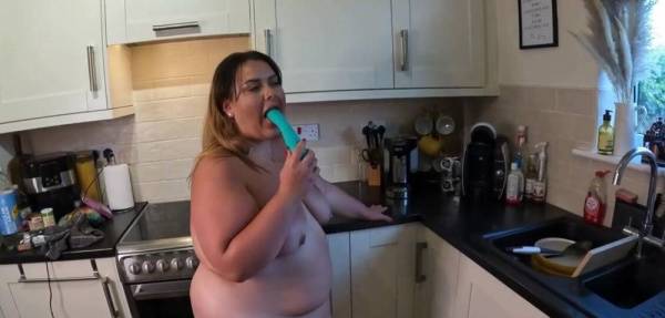 Beautiful BBW plays solo with soaking pussy - squirting, spitting and gushing in the kitchen! on fanspics.com