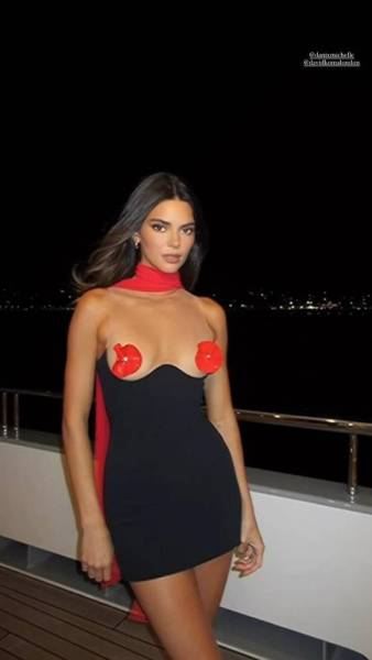 Kendall Jenner Pasties Dress Candid Video Leaked - Usa on fanspics.com