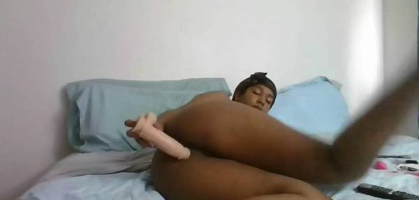 Gets naughty with dildo on fanspics.com