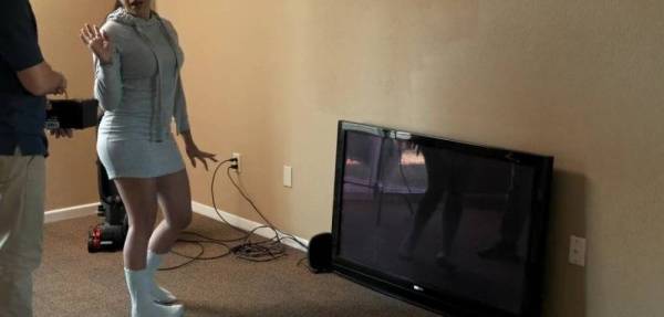 Curvy Latina wife cheats on her husband with the cable guy on fanspics.com