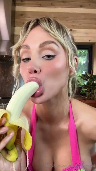 Sara Jean Underwood Banana Blowjob OnlyFans Video Leaked on fanspics.com