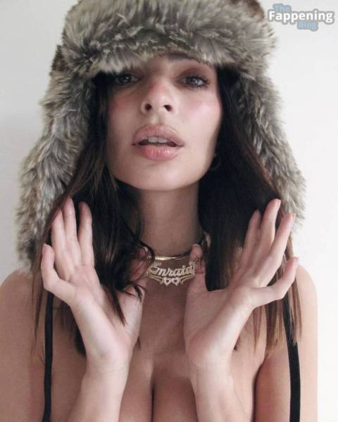 Emily Ratajkowski Topless (3 Hot Photos) on fanspics.com