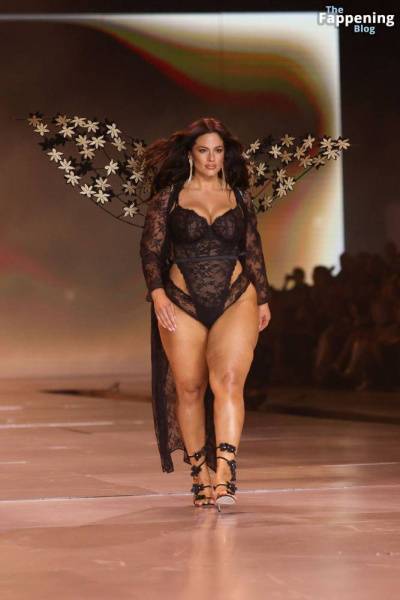 Ashley Graham Flaunts Her Curves at the 2024 Victoria’s Secret Show (67 Photos) on fanspics.com